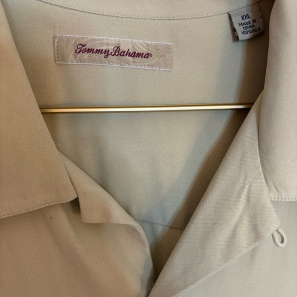 Tommy Bahama 100% Silk Men’s polo button down. Size XXL. tan with brown buttons - Picture 5 of 6